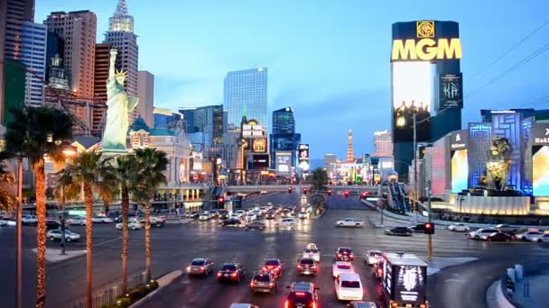 Las Vegas Strip in Las Vegas, Nevada. New York hotel building. — Stock Video