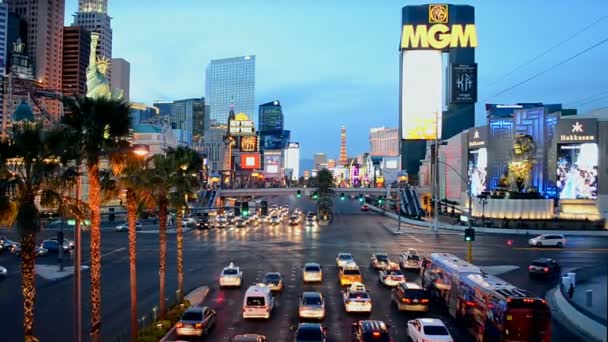 Las Vegas Strip em Las Vegas, Nevada, EUA. MGM Grande edifício hoteleiro . — Vídeo de Stock
