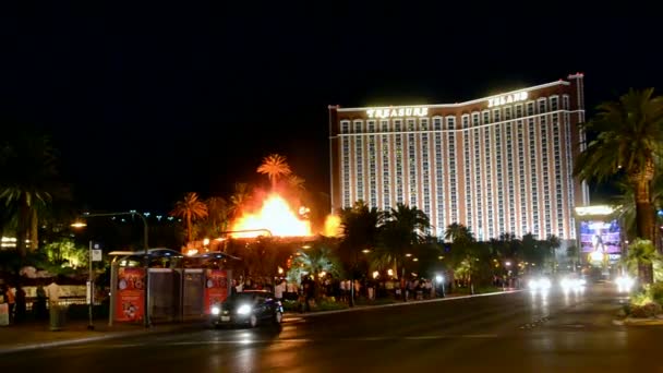 Νύχτα σε Las Vegas Strip, Εμφάνιση πυρκαγιά κοντά στο hotel Mirage στο Λας Βέγκας, ΗΠΑ. — Αρχείο Βίντεο