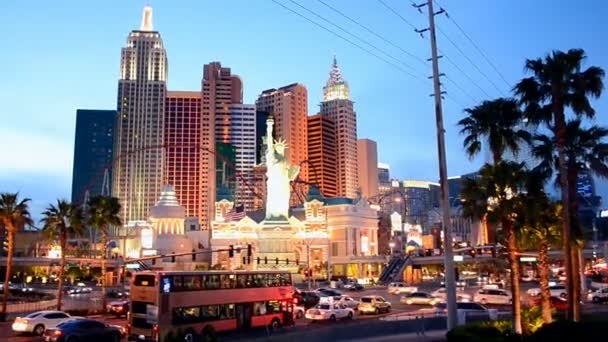 Las Vegas Strip a Las Vegas, Nevada. Edificio dell'hotel di New York . — Video Stock
