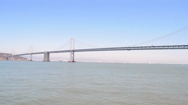 海湾大桥在阳光灿烂的日子在 San Francisco，加利福尼亚州，美国. — 图库视频影像
