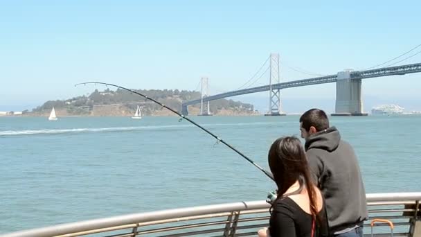 Wędkowanie w słoneczny dzień w pobliżu Bay Bridge w San Francisco, Stany Zjednoczone Ameryki. — Wideo stockowe