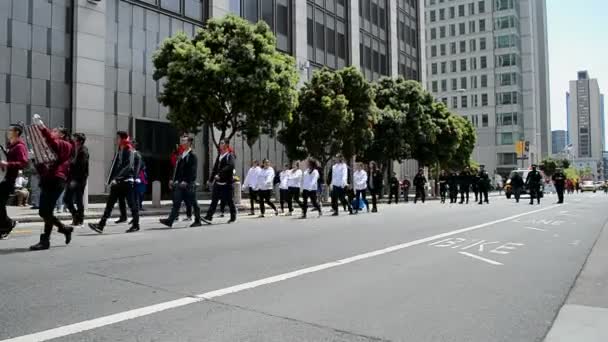 北加州樱花节盛大的阅兵式 2015年在 San Francisco，美国. — 图库视频影像