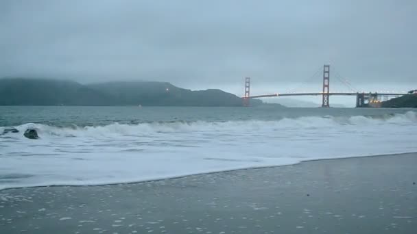 Мост Золотые Ворота в Сан-Франциско под туманом и океанскими волнами, плохая погода , — стоковое видео