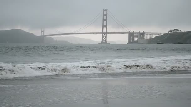 Golden Gate Bridge v San Francisco za mlhy a oceánu vlny, ošklivé počasí, — Stock video