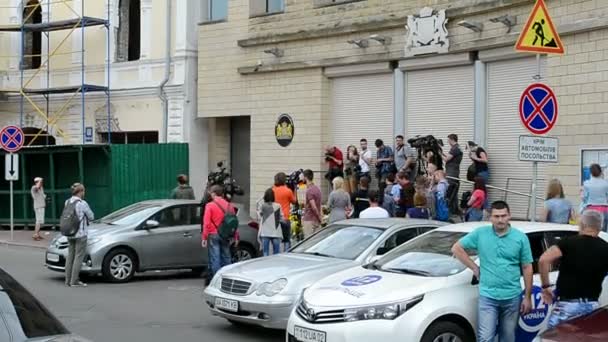 Cameraman groep nabij Ambassade van Nederland in Kiev, Oekraïne. — Stockvideo