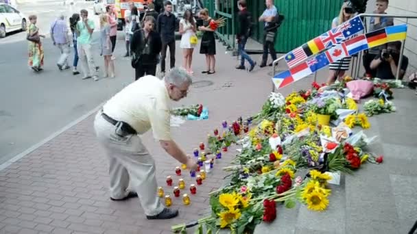 Blommor nära Nederländernas ambassad i Kiev, Ukraina. — Stockvideo