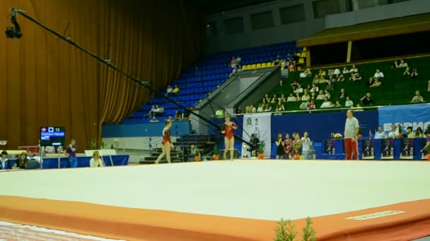 Oekraïne Nation Cup (Stella Zakharova Cup) 2015 in Kiev, Oekraïne. Internationale gymnastiek competitie. — Stockvideo