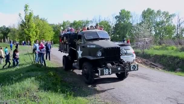 Studebaker met mensen tijdens de militaire geschiedenis Festival Peremoga.Ua, Kiev, Oekraïne. — Stockvideo