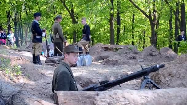 Ukrajinská Povstalcová armáda (UPA) v lese, Vojenský historický festival Peremoga.Ua (Victory.Ua) 2015 v Kyjevě, Ukrajina. — Stock video