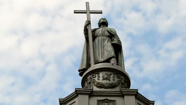 Vladimir baptist monument (Vladimir the Great aka Great Prince of Kiev) in Kiew, Ukraine. 72365 — Stock Video