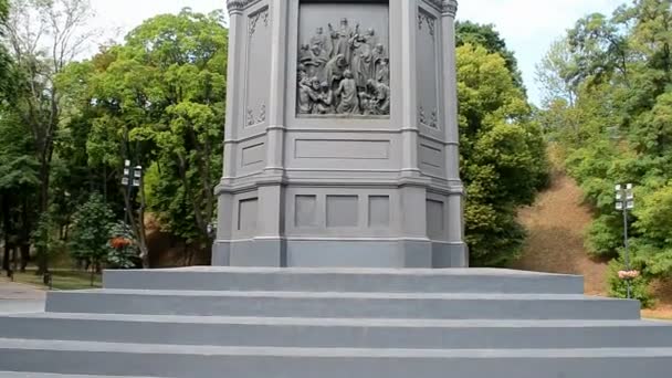 Monumento a Vladímir (Vladímir el Grande aka Gran Príncipe de Kiev) en Kiev, Ucrania. 72361 — Vídeo de stock