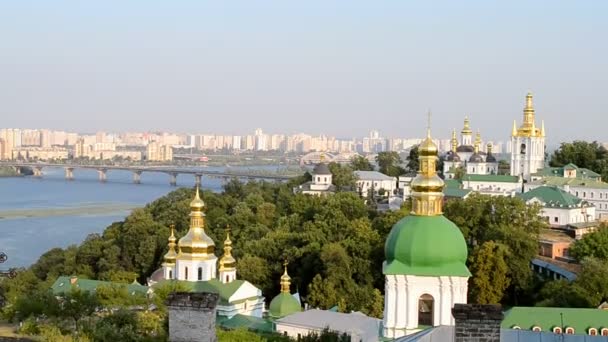 Kiev Pechersk Lavra, Dnieper Nehri ve Kiev, Ukrayna seyahat Bridge'de. — Stok video