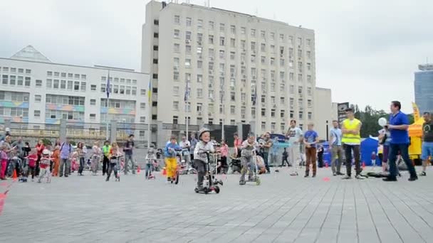 Barn cykeltävling under Sportutställningen 2014 i Kiev, Ukraina. — Stockvideo