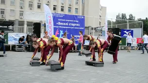 Krok tancerz grupy podczas wystawy Sport 2014 - dzieci sport festival w Kijowie, Ukraina. — Wideo stockowe