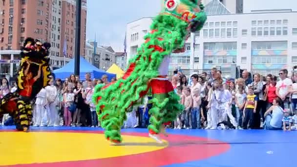 Zelený drak tanečník skupina během sportovní výstavy 2014 - děti sportovní festival v Kyjevě, Ukrajina. — Stock video