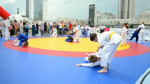 Sports exhibition 2014 - kids sport festival in Kiev, Ukraine. — Stock Video