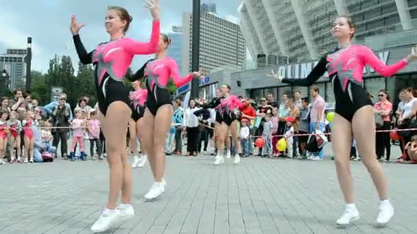 Dansare kvinnliga gruppen, sport utställningen 2014 - barn sport festival i Kiev, Ukraina. — Stockvideo