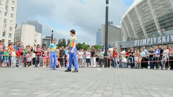 Acrobat show, sport utställningen 2014 - barn sport festival i Kiev, Ukraina. — Stockvideo