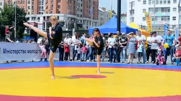 Sportovní výstava 2014 - děti sportovní festival 2014 v Kyjevě, Ukrajina. — Stock video