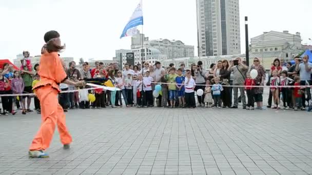 Hündin im roten Kimono, Sportausstellung 2014 - Kindersportfest in Kiew, Ukraine. — Stockvideo