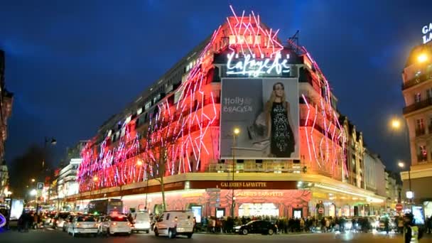 Galeries Lafayette mağazasının Noel Paris, Fransa'da dekore edilmiş. — Stok video