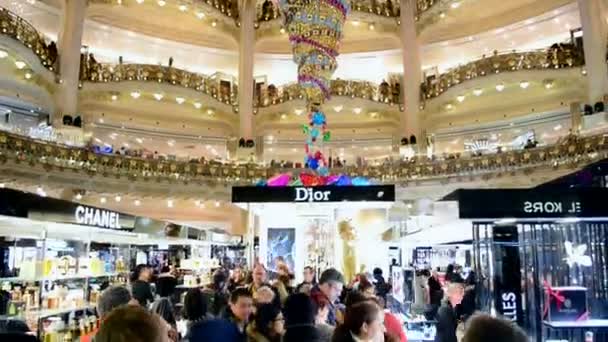 Shopping, Natal decorado ialeries Lafayette loja de departamento em Paris, França . — Vídeo de Stock