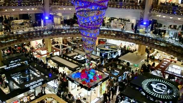 Galeries Lafayette mağazasının Noel Paris, Fransa'da dekore edilmiş. — Stok video