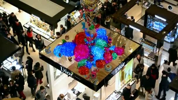 Christmas inredda varuhuset Galeries Lafayette, Paris, Frankrike. — Stockvideo