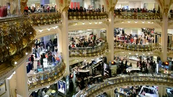 Galeries Lafayette department store, Parigi, Francia . — Video Stock