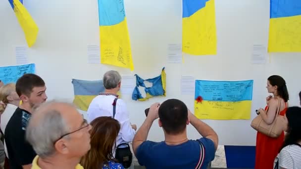 Oekraïense vlag show tijdens de dag van de onafhankelijkheid in Kiev, Oekraïne. — Stockvideo