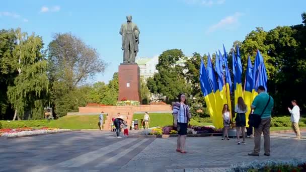 Taras Sjevtjenko monument under självständighetsdagen i Kiev, Ukraina. — Stockvideo