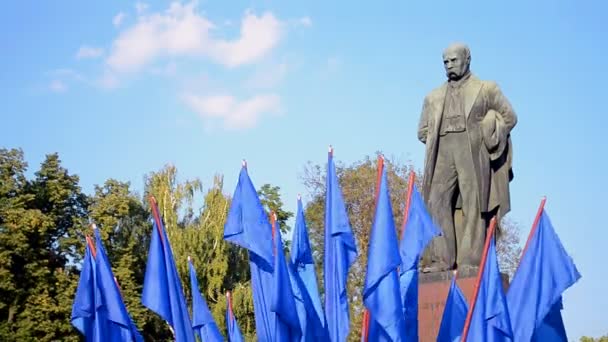 Taras Shevchenko monument met blauwe vlaggen heap in Kiev, Oekraïne. — Stockvideo