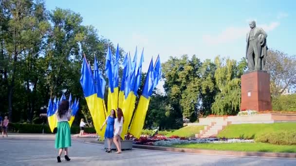Пам'ятника Тарасу Шевченку під час дня незалежності в Києві. — стокове відео