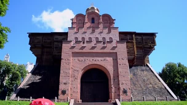 Puertas de Oro de Kiev en Kiev, Ucrania. (72386 ) — Vídeo de stock