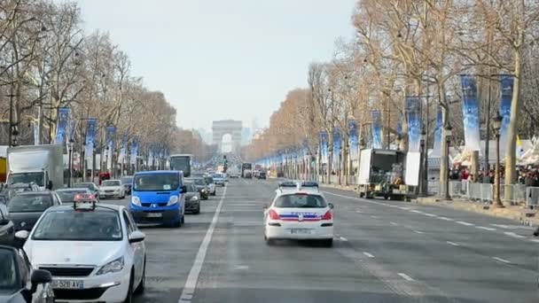 Lalu lintas mobil di dekat Arc de Triumphe (alias Lengkungan Kemenangan Bintang) di Avenue des Champs-Elysees, Paris, Prancis . — Stok Video