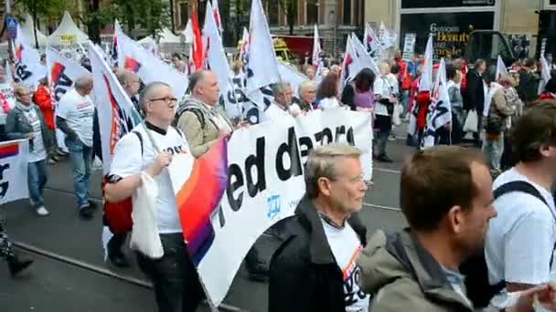 Mensen protest tegen bezuinigingen in de gezondheidszorg tijdens Red zorg manifestatie in Amsterdam, Nederland. — Stockvideo