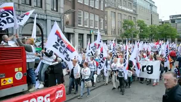 Le persone protestano contro i tagli nel settore sanitario durante la manifestazione Red Care ad Amsterdam, Paesi Bassi . — Video Stock