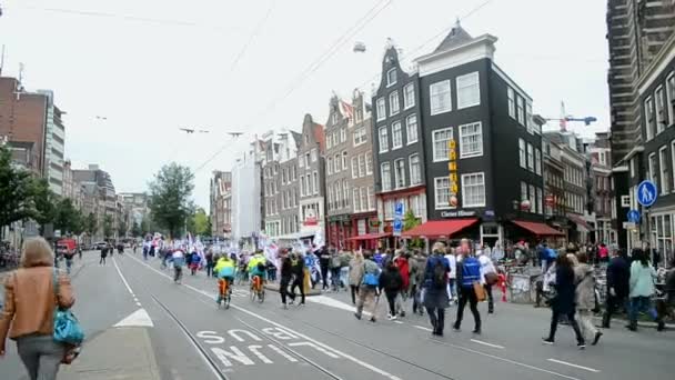 Lidí protestují proti škrty ve zdravotnictví během Red péče projev v Amsterdamu, Nizozemsko. — Stock video