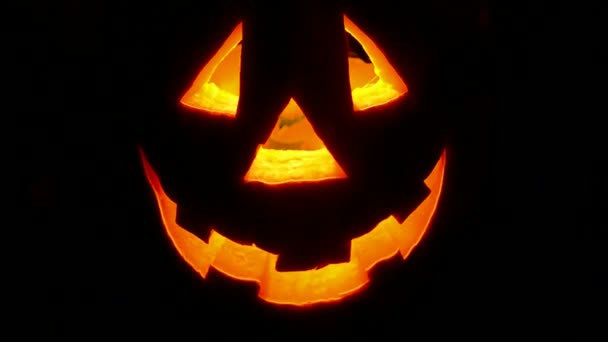 Halloween zucca lampeggiante su sfondo nero . — Video Stock