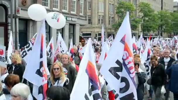 Lidí protestují proti škrty ve zdravotnictví během Red péče projev v Amsterdamu, Nizozemsko. — Stock video