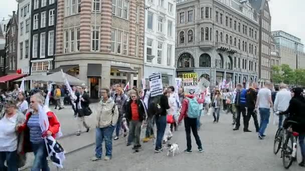 Lidí protestují proti škrty ve zdravotnictví během Red péče projev v Amsterdamu, Nizozemsko. — Stock video