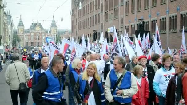 Ludzie protest przeciwko cięcia w sektorze opieki zdrowotnej podczas manifestacji Red opieki w Amsterdam, Holandia. — Wideo stockowe