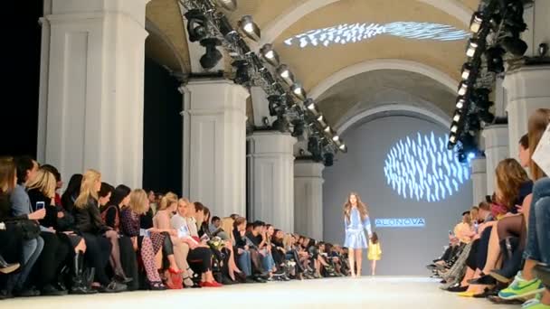 Olga Alonova prezentacji podczas ukraiński moda tydzień 2015 w Kijowie, Ukraina. — Wideo stockowe