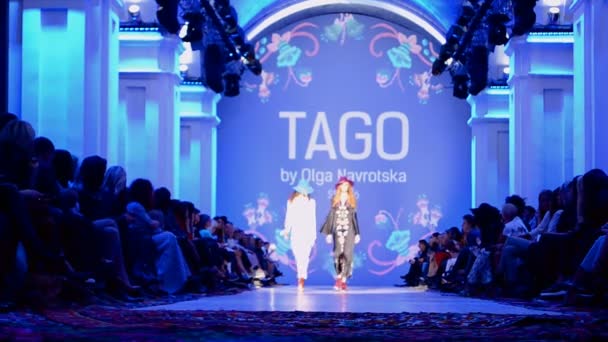 Tago (Olga Navrotska) sunu sırasında Ukrayna moda hafta 2015 yılında Kiev, Ukrayna. — Stok video
