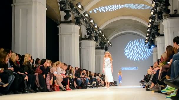 Olga ALONOVA présentation lors de la Fashion Week ukrainienne 2015 à Kiev, Ukraine . — Video