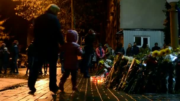 Französische Botschaft in Kiew, Ukraine. Kerzen und Blumen gedenken der Opfer. — Stockvideo