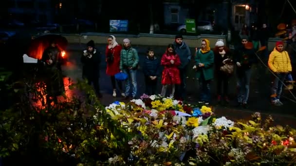 Französische Botschaft in Kiew, Ukraine. Kerzen und Blumen gedenken der Opfer. — Stockvideo