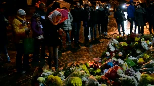 Kerzen und Blumen denkwürdiges Denkmal, Französische Botschaft in Kiew, Ukraine. — Stockvideo