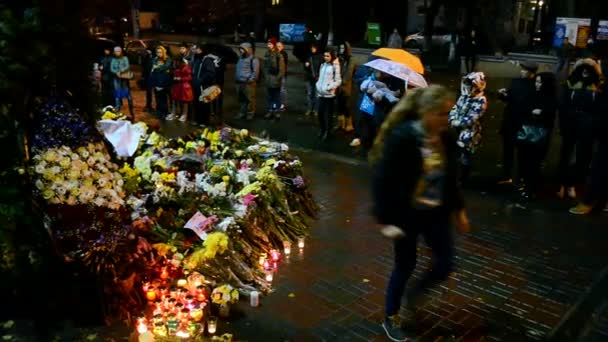 Kaarsen en bloemen gedenkwaardige memorial, Franse ambassade in Kiev, Oekraïne. — Stockvideo